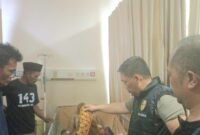 Kapolsek Pulau Panggung AKP Rahadi saat Melihat Kondisi Korban di RS Handayani, Lampung Utara, Jumat 10 Meo 2024. Foto : Istimewa.