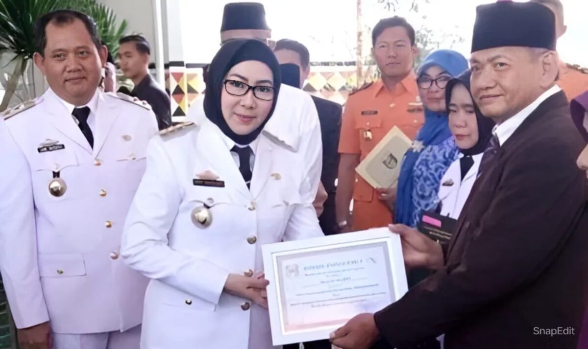 Danial Taufik saat Menerima Apresiasi Sebagai Pembuat Logo Kabupaten Tanggamus saat HUT ke 74 RI di Tanggamus, Sabtu 17 Agustus 2019 lalu. Foto : Dokumentasi.