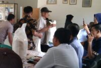 Warga saat  Berada di Balai Pekon Banjar Manis Untuk Mengambil Beras Bantuan Ketahanan Pangan.  