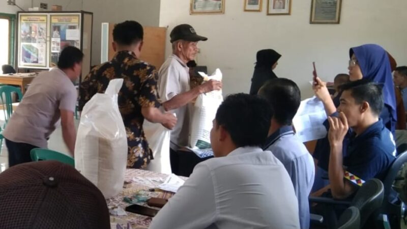 Warga saat Berada di Balai Pekon Banjar Manis Untuk Mengambil Beras Bantuan Ketahanan Pangan.