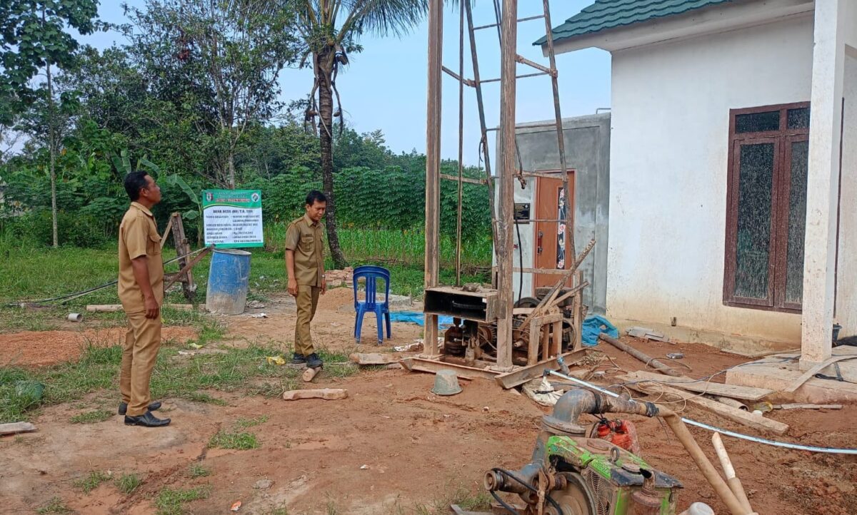 Peninjauan Proses Pembangunan Sumur Bor dan WC di Posyandu, di RT 005 RW 008 Pekon Kutawaringin, Adiluwih, Pringsewu, Senin 13 Mei 2024. Foto : Dokumentasi.