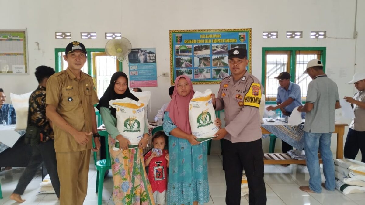 Penyaluran Beras Bantuan Pemerintah Pusat Kepada 251 KPM di Pekon Banjar Manis, Cukuh Balak, Tanggamus, Senin 13 Mei 2024. Foto : A. Hayat Purba/Media Prioritastv.com.