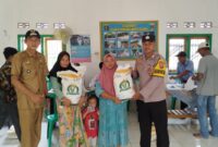 Penyaluran Beras Bantuan Pemerintah Pusat Kepada 251 KPM di Pekon Banjar Manis, Cukuh Balak, Tanggamus, Senin 13 Mei 2024. Foto : A. Hayat Purba/Media Prioritastv.com.