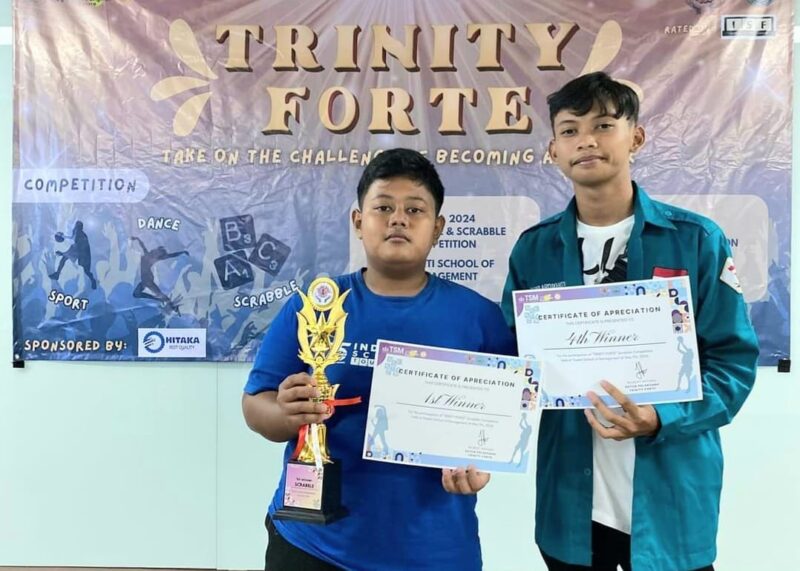 Muhammad Afif Akbar pelajar SMP Negeri 2 Semaka Peraih Juara Pertama dan Reno Ardiyansyah dari SMA Negeri 1 Semaka Posisi Juara Keempat Lomba Scrabble (Susun Kata Bahasa Inggris) tingkat Nasional di Trisakti School of Management Jakarta, Senin 13 Mei 2024. Foto : Andi Wonosobo.