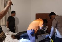 Polisi saat Melakukan Identifikasi Jenazah Warga Pesisir Barat di Hotel Marisa Pringsewu, Selasa 14 Mei 2024. Foto : Polres Pringsewu.
