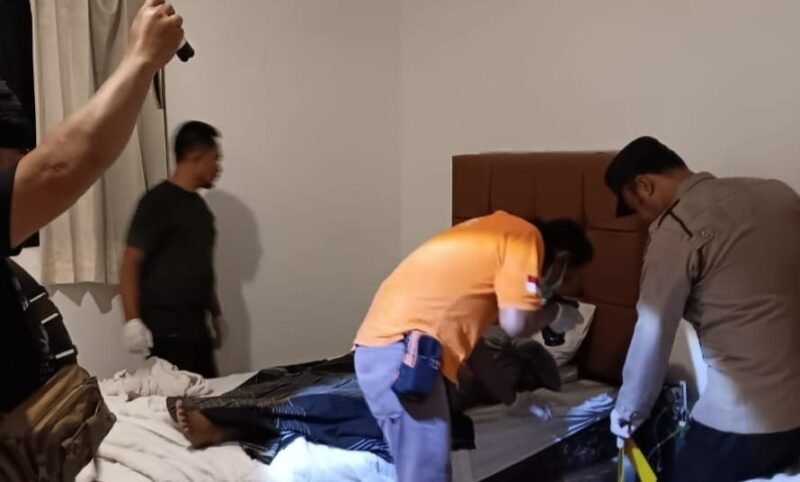 Polisi saat Melakukan Identifikasi Jenazah Warga Pesisir Barat di Hotel Marisa Pringsewu, Selasa 14 Mei 2024. Foto : Polres Pringsewu.