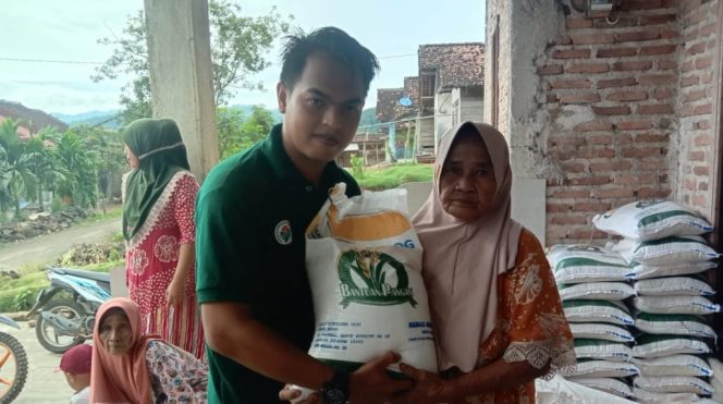 
					Penyaluran Beras Pemerintah oleh Pekon Kubulangka, Cukuh Balak, Tanggamus, Senin 14 Mei 2024. Foto : Aulia Rifai/Media Prioritastv.com.