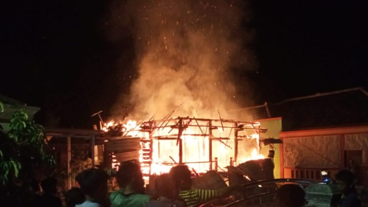 Kobaran Api yang Melahap Bangunan Rumah di Pekon Sukamara, Kecamatan Bulok, Tanggamus, Selasa 14 Mei 2024, malam. Foto : Dok. Istimewa.