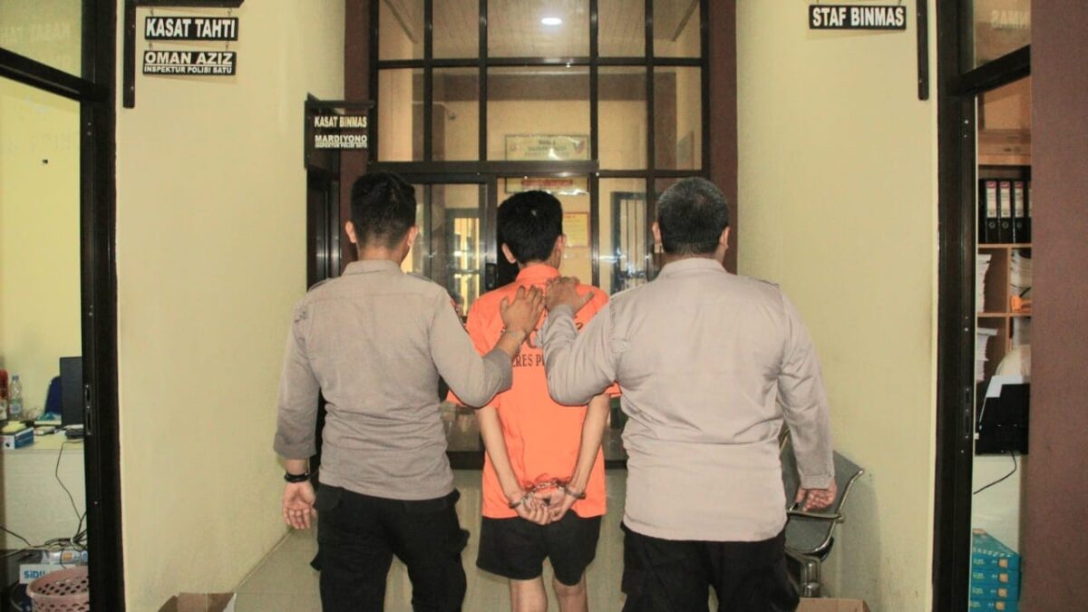 Tersangka MS saat Dijebloskan ke Sel Tahahan, Selasa 14 Mei 2024. Foto : Humas Polres Pringsewu.