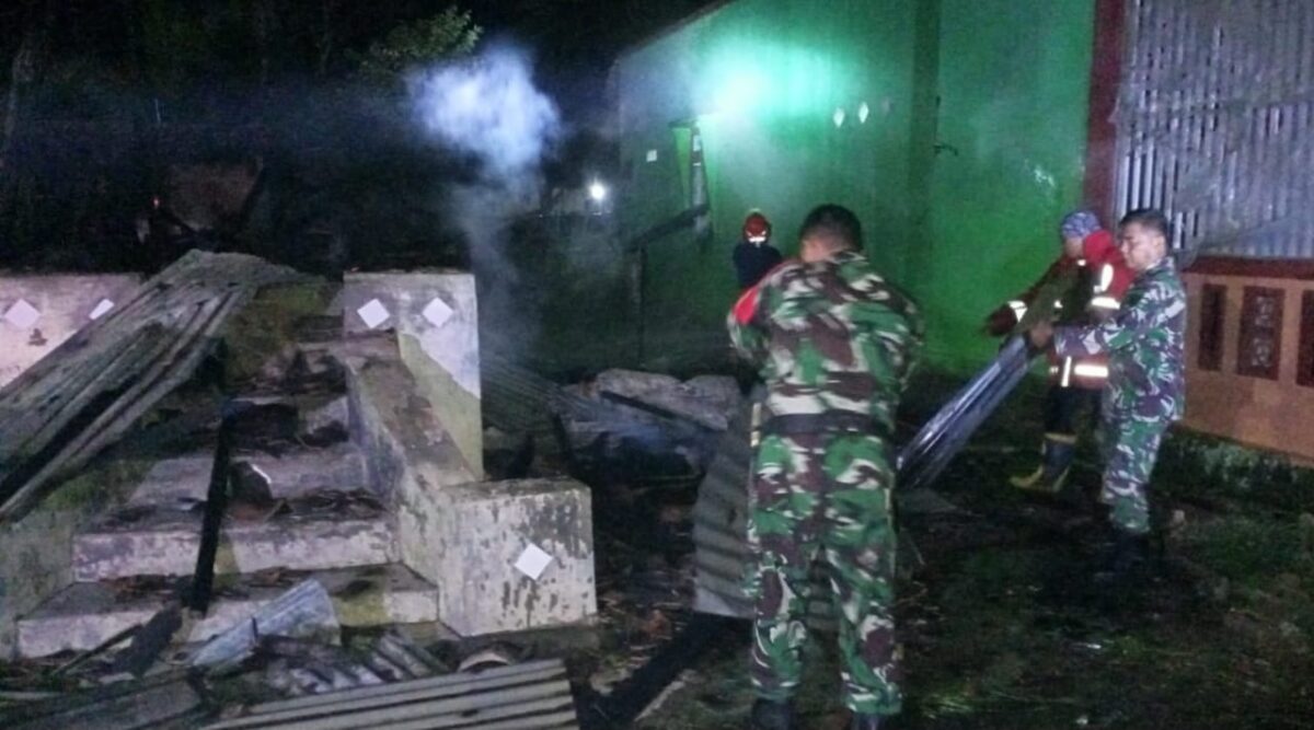 Komandan Pos (Danpos) Kecamatan Bulok, Peltu Khoirunsyah saat Memeriksa Lokasi Kebakaran Usai Api Padam, Selasa 14 Mei 2024, malam. Foto : Dok. Peltu Khoirunsyah.