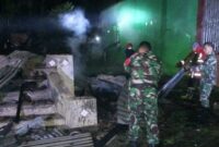 Komandan Pos (Danpos) Kecamatan Bulok, Peltu Khoirunsyah saat Memeriksa Lokasi Kebakaran Usai Api Padam, Selasa 14 Mei 2024, malam. Foto : Dok. Peltu Khoirunsyah.