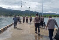 Sejumlah Elemen Bergabung Bersama Polres Tanggamus Dalam Bersih Pantai Batu Balai, Limau, Selasa 14 Mei 2024. Foto : Herdi/Media Prioritastv.com.
