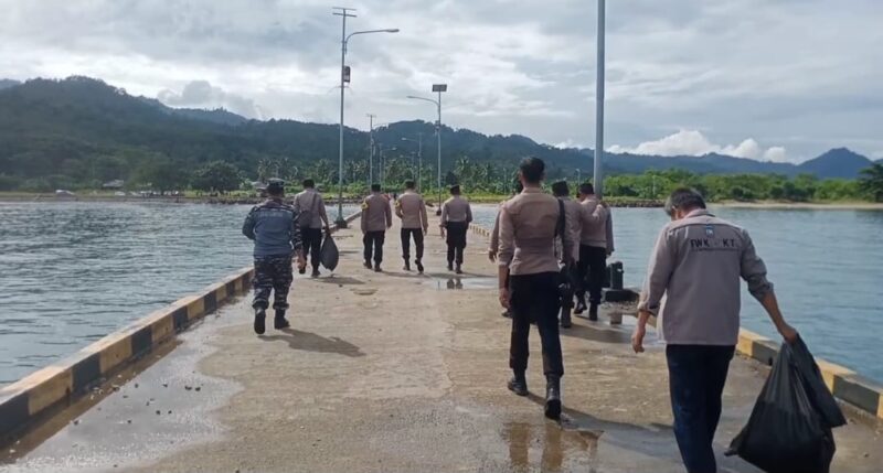 Sejumlah Elemen Bergabung Bersama Polres Tanggamus Dalam Bersih Pantai Batu Balai, Limau, Selasa 14 Mei 2024. Foto : Herdi/Media Prioritastv.com.