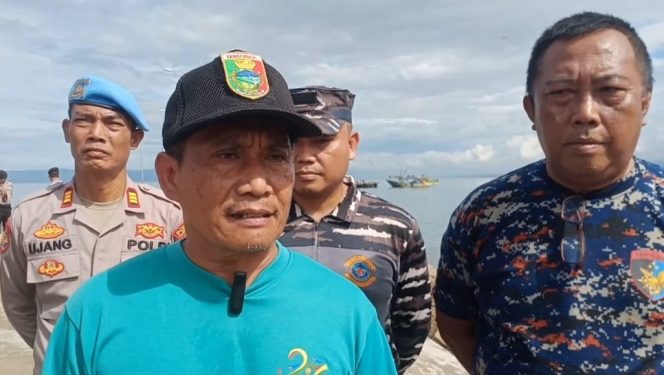 
 Kadis Pariwisata Tanggamus, Suyanto saat Memberikan Keterangan Usai Bersih Pantai Batu Balai, Selasa 14 Mei 2024. Foto : Herdi/Media Prioritastv.com.