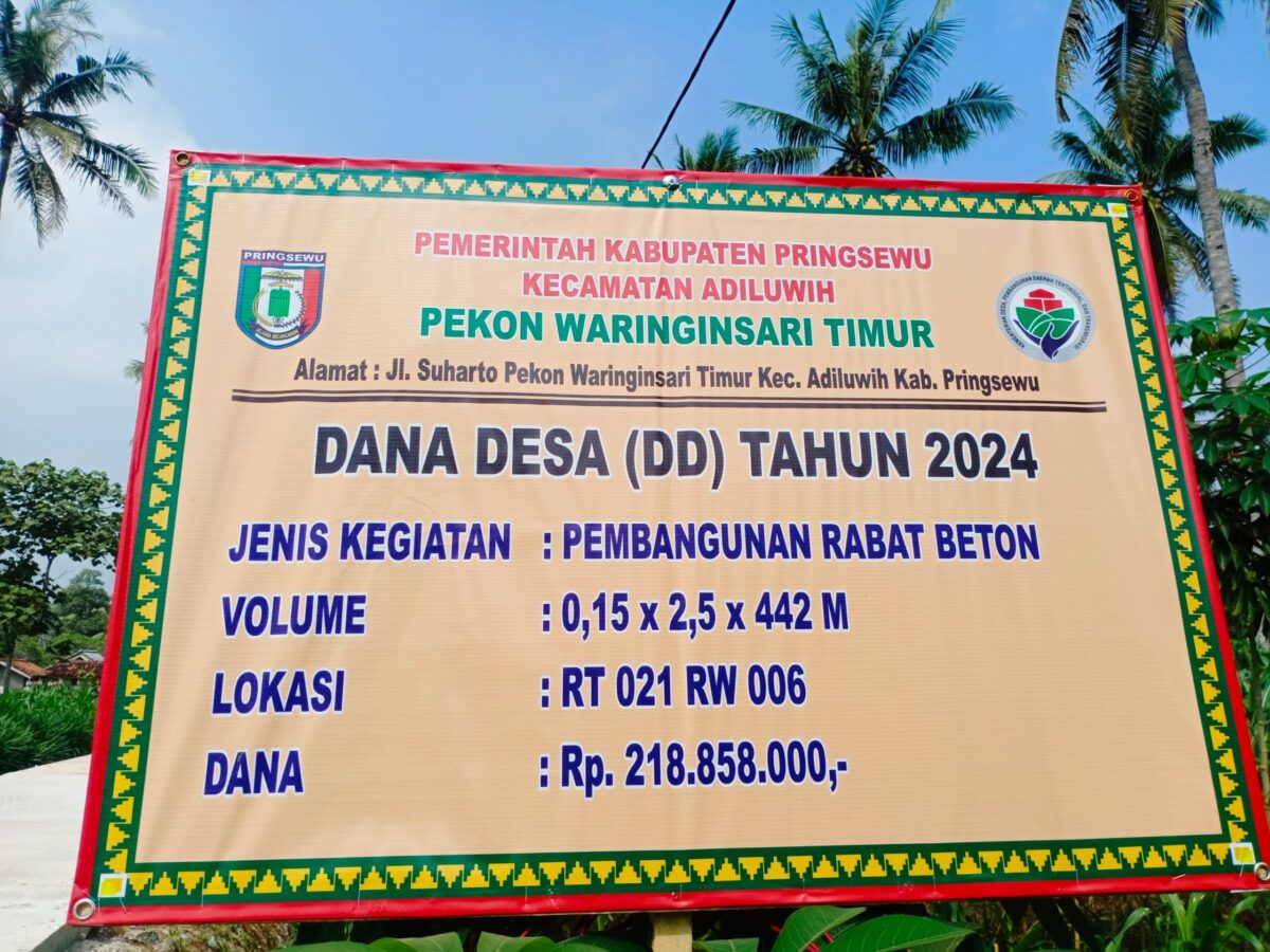 Papan Informasi Anggaran Rabat Beton di Pekon Waringinsari Timur. Foto : Agus Yulianto