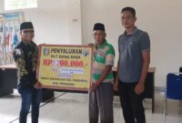 Simbolis Penyerah  BLT-DD oleh Kepala Pekon Waluyojati kepada Warga yang Bertempat di Balai Pekon Setempat. Foto : Agus Yulianto 