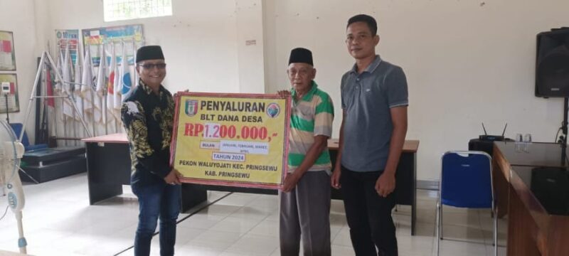 Simbolis Penyerah  BLT-DD oleh Kepala Pekon Waluyojati kepada Warga yang Bertempat di Balai Pekon Setempat. Foto : Agus Yulianto 