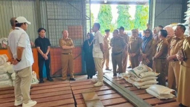 Pejabat Bupati Tanggamus Tinjau Gudang Bulok dalam Rangkaian Pelepasan Beras Pemerintah Tahap II Tahun 2024, Selasa 14 Mei 2024. Foto : Asrul Ariski/Media Prioritastv.com.