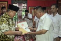 Ketua DPC Gerindra Tanggamus, Mukhlis Basri saat Menyerahkan KTA Partai kepada Hi. Mohammad Saleh Asnawi, Selasa 14 Mei 2024, malam. Foto : Dok. Gerindra Tanggamus