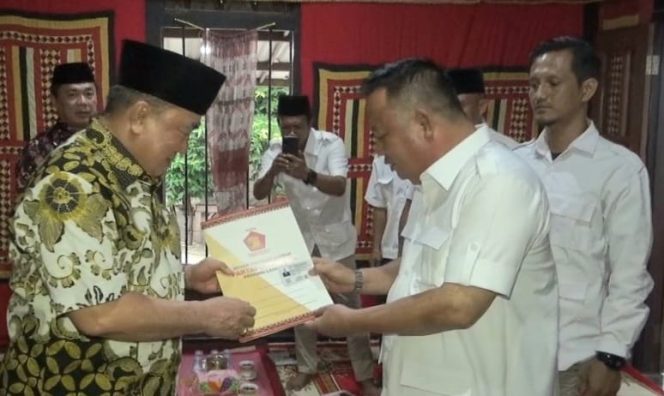 
 Ketua DPC Gerindra Tanggamus, Mukhlis Basri saat Menyerahkan KTA Partai kepada Hi. Mohammad Saleh Asnawi, Selasa 14 Mei 2024, malam. Foto : Dok. Gerindra Tanggamus