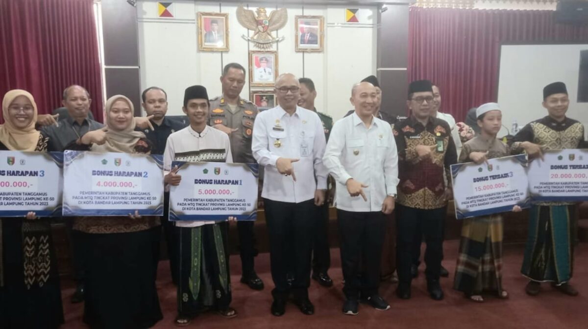 Penyerahan Bonus Kafilah Tanggamus Peraih Juara MTQ ke 50 Tahun 2023 di Sekretariat Pemkab setempat, Rabu 15 Mei 2024. Foto : Humas Pemkab Tanggamus.