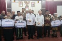 Penyerahan Bonus Kafilah Tanggamus Peraih Juara MTQ ke 50 Tahun 2023 di Sekretariat Pemkab setempat, Rabu 15 Mei 2024. Foto : Humas Pemkab Tanggamus.