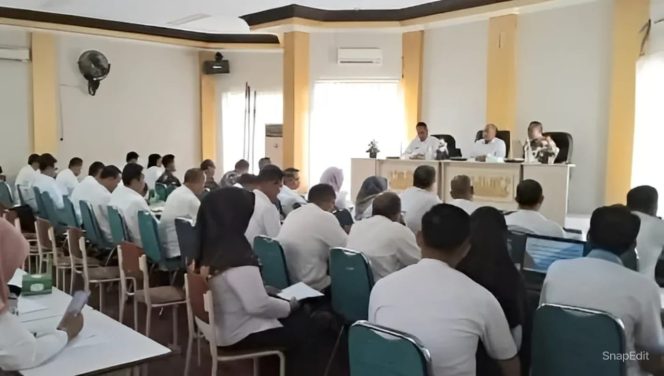 
 Pejabat Bupati Tanggamus Mulyadi Irsan saat Memimpin Sosialisasi IPM di Aula Dinas Pendidikan Setempat, Kamis 16 Mei 2024. Foto : Herdi/Media Prioritastv.com.