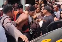 Kedua Pelaku saat Dievakuasi Kepolisian ke Polsek Gading Rejo, Jumat 17 Mei 2024. Foto : Polres Pringsewu.