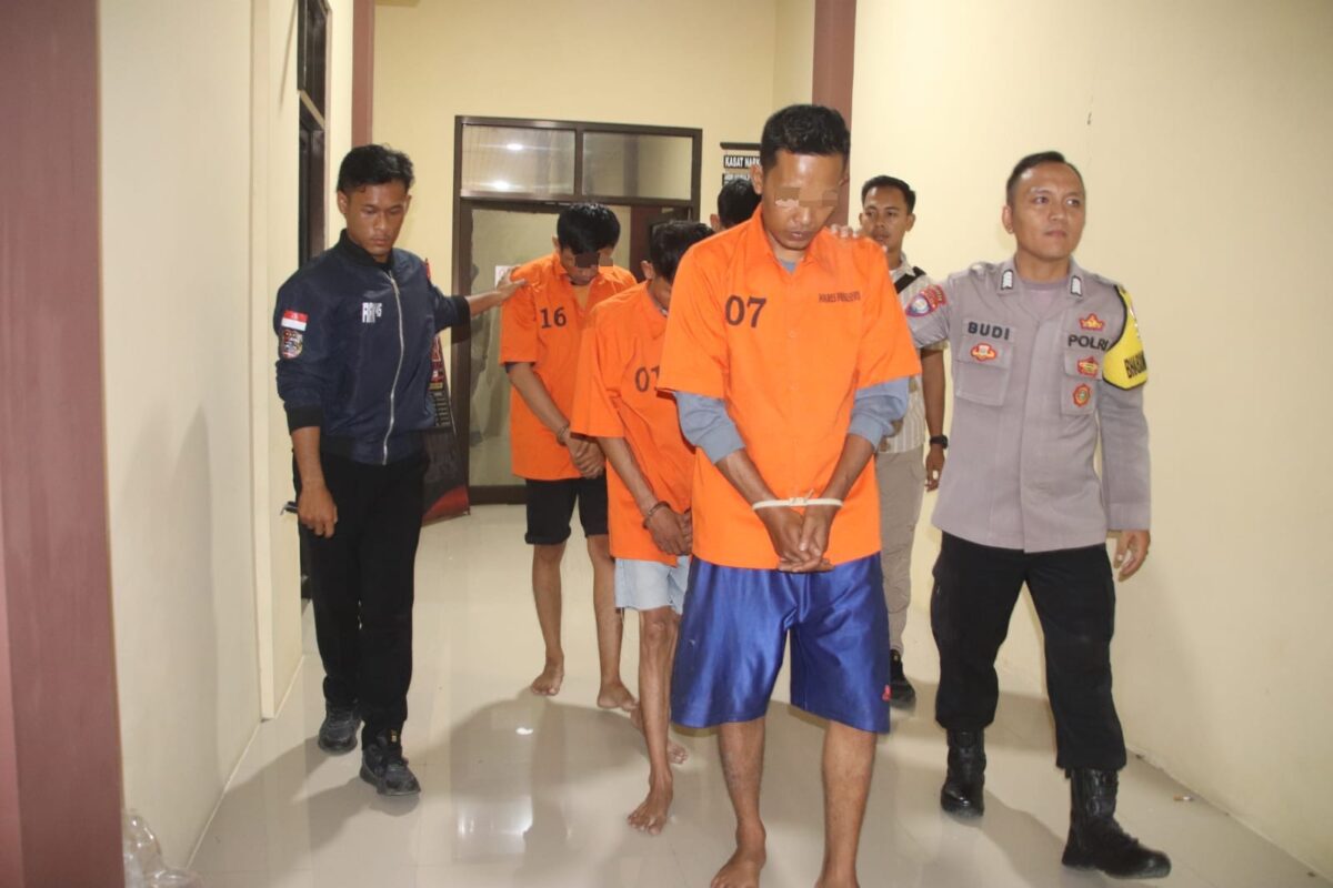 Keempat Pelaku saat Digiring Petugas ke Sel Tahanan Mapolres Pringsewu. Foto : Humas Polres Pringsewu