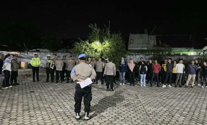 
 Personel Polres Tanggamus saat Gelar Apel Pengamanan Waisak dipusatkan di Vihara Dharma Agung, Kelurahan Baros, Kecamatan Kota Agung. Foto : Humas Polres Tanggamus