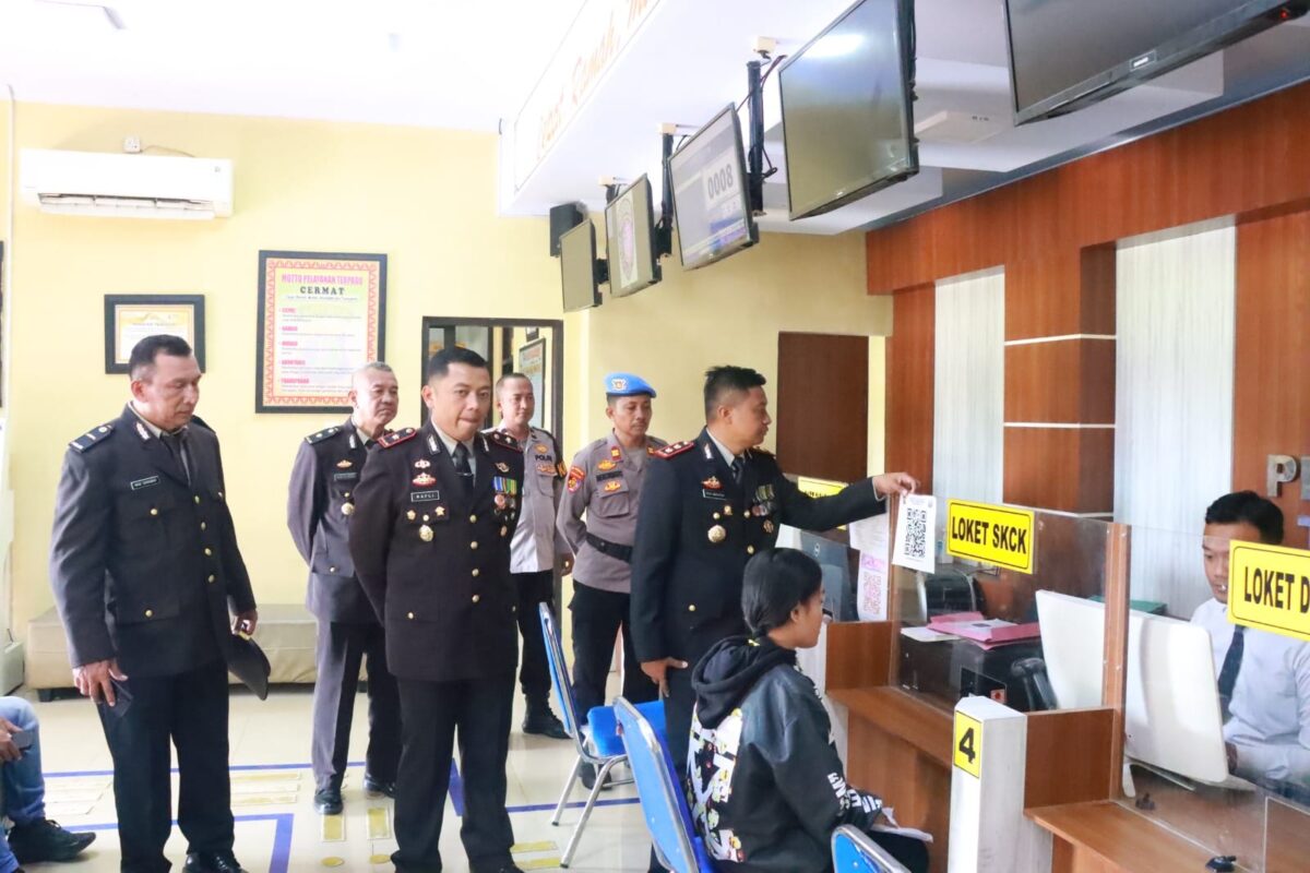 Kapolres Lampung Timur AKBP M. Rizal Muchtar saat Kunjungi Pelayanan SKCK Mapolres Lampung Timur. Foto : Humas Polres Lampung Timur