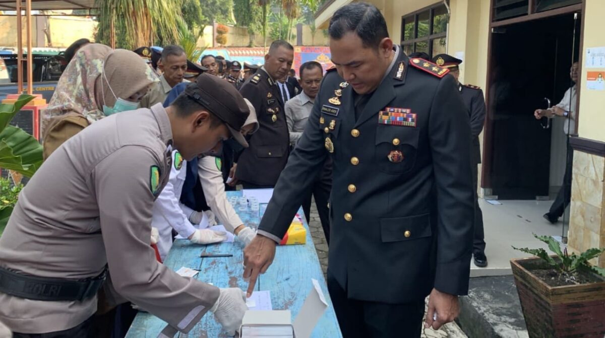 Kapolres Tanggamus AKBP Rinaldo Aser, SH. SIK. MSi, saat Mengikuti Cek Urine  di Mapolres Tanggamus. Foto : Humas Polres Tanggamus. 