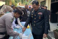 Kapolres Tanggamus AKBP Rinaldo Aser, SH. SIK. MSi, saat Mengikuti Cek Urine di Mapolres Tanggamus. Foto : Humas Polres Tanggamus.