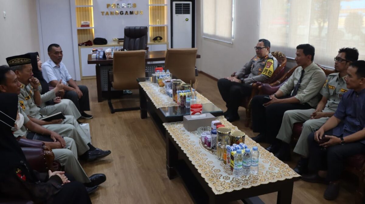 Kapolres AKBP Rinaldo Aser saat Audiensi Bersama KBPPP Kabupaten Tanggamus Diruang Kerjanya. Foto : Humas Polres Tanggamus.