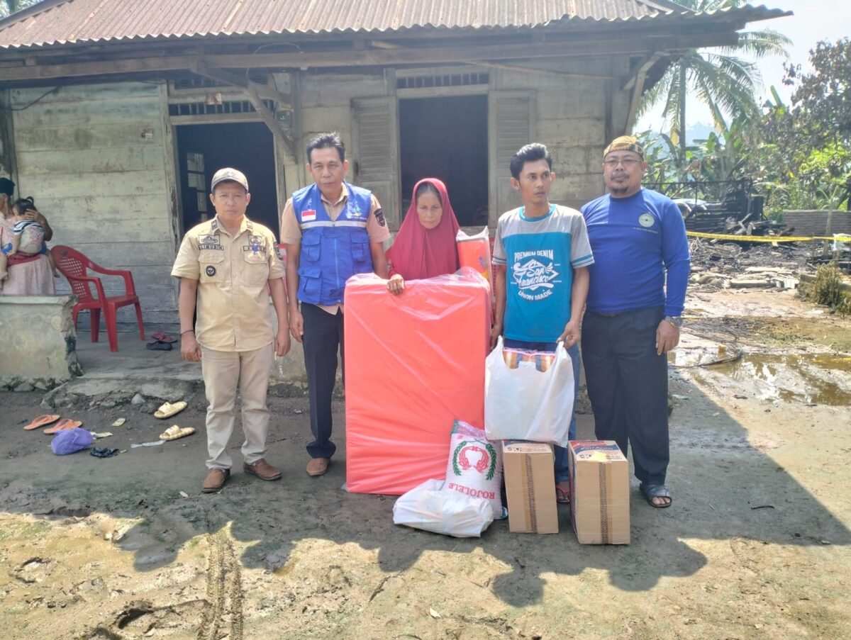 Tagana Kabupaten Tanggamus saat Berikan Bantuan Kepada Korban Kebakaran Rumah di Pekon Sinar Bangun, Kecamatan Bandar Negeri Semong. Foto : Edi Hidayat. 