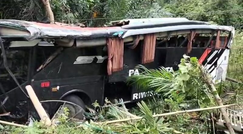 Kondisi Bus Study Tour MIN di Pesisir Barat Usai Kecelakaan di Sedayu, Semaka, Tanggamus, Rabu 22 Mei 2024. Foto : Edi Hidayat/Media Prioritastv.com.