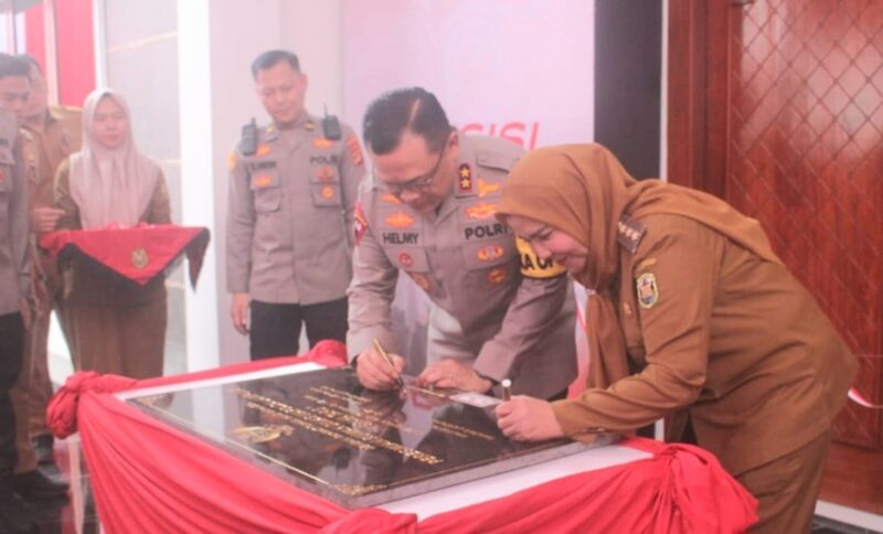 Penandatanganan Prasasti Penyerahan Graha Tapis sebagai Rumah Dinas Kapolda Lampung, Selasa 21 Mei 2024. Foto : Bidhumas Polda Lampung.