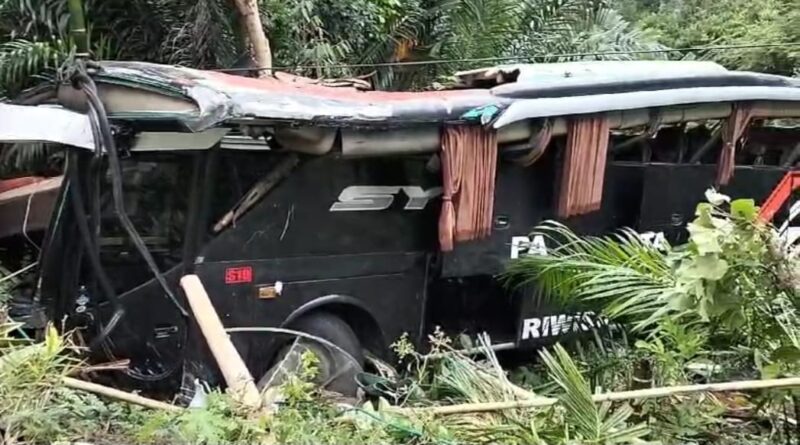 Kondisi Bus Study Tour MIN di Pesisir Barat Usai Kecelakaan di Sedayu, Semaka, Tanggamus, Rabu 22 Mei 2024. Foto : Edi Hidayat/Media Prioritastv.com.