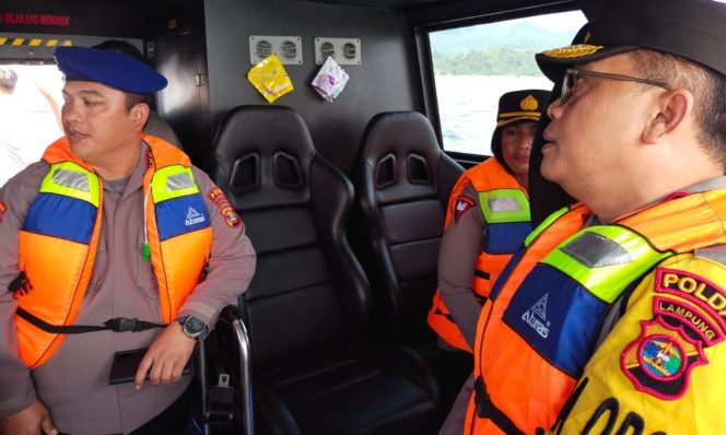 
 Kapolda Lampung Beri Instruksi Tim Rescue dan Patroli Perairan untuk WSL Krui Pro 2024