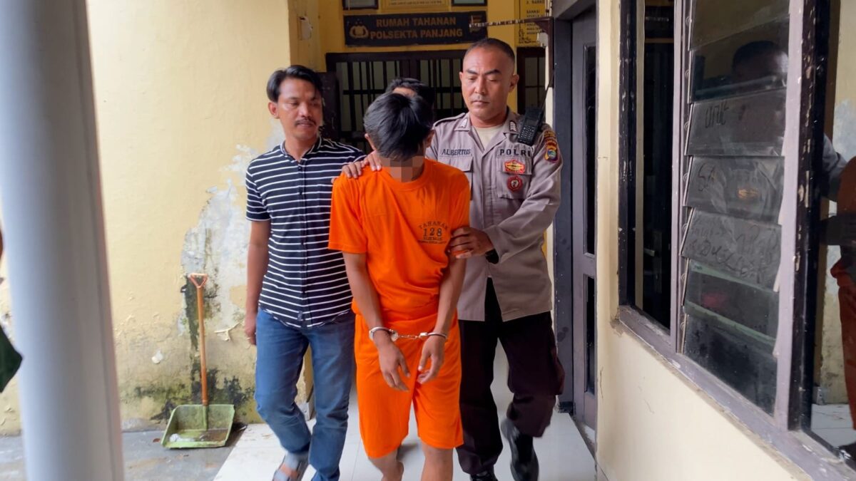 Pelaku Bajing Loncat saat Digiring ke Sel Tahanan Oleh Petugas. Foto : Humas Polresta Bandar Lampung 