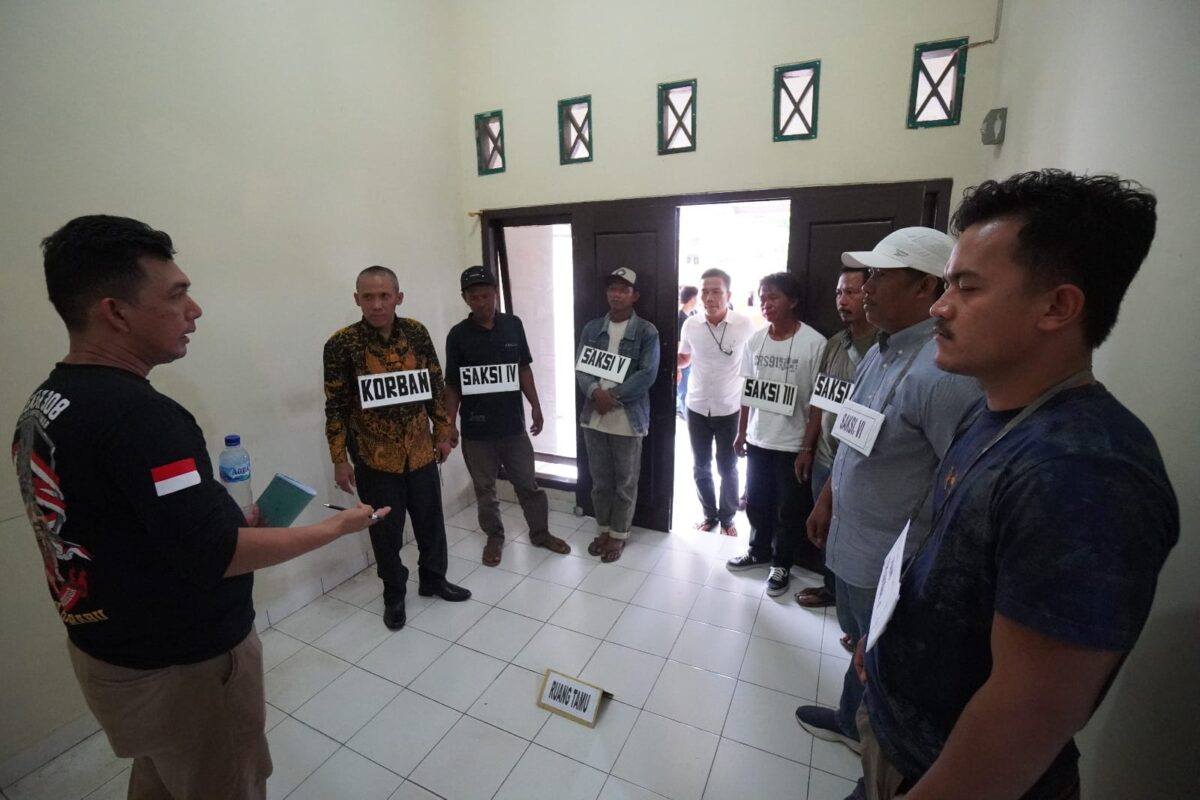 Polisi saat Melakukan Rekonstruksi Kasus Pengeroyokan Wartawan di Lampung Timur. Foto : Humas Polres Lampung Timur.