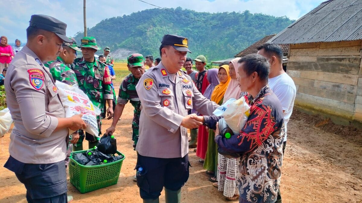 Kapolsek Pulau Panggung saat Serahkan Bantuan Sosial Kepada Korban Banjir di Pekon Gunung Tiga, Ulu Belu. Foto : Asrul Ariski.