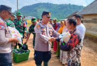 Kapolsek Pulau Panggung saat Serahkan Bantuan Sosial Kepada Korban Banjir di Pekon Gunung Tiga, Ulu Belu. Foto : Asrul Ariski.