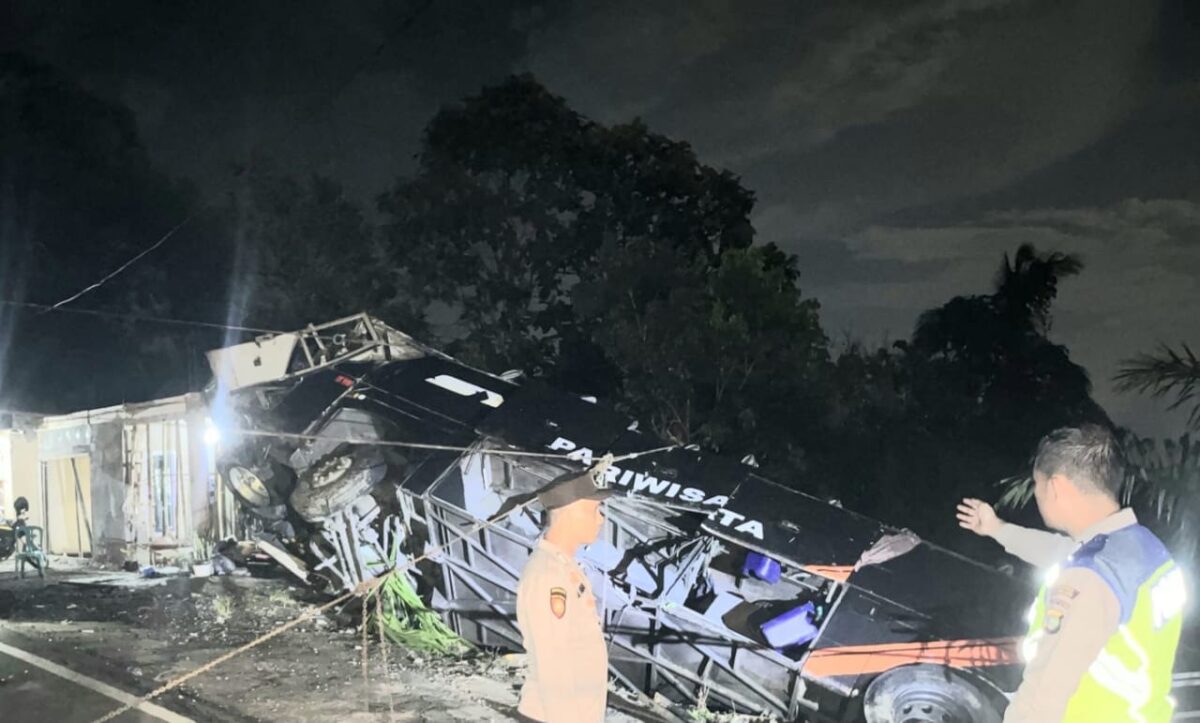 Proses Evakuasi Bus Study Tour Yang Mengalami Kecelakaan di Jalinbar Pekon Sedayu. Foto : Asrul