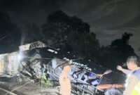 Proses Evakuasi Bus Study Tour Yang Mengalami Kecelakaan di Jalinbar Pekon Sedayu. Foto : Asrul