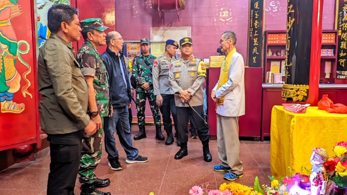 Kapolda Lampung dan Jajaran saat Pantau  Perayaan Waisak 2024. Foto : Humas Polda Lampung. 
