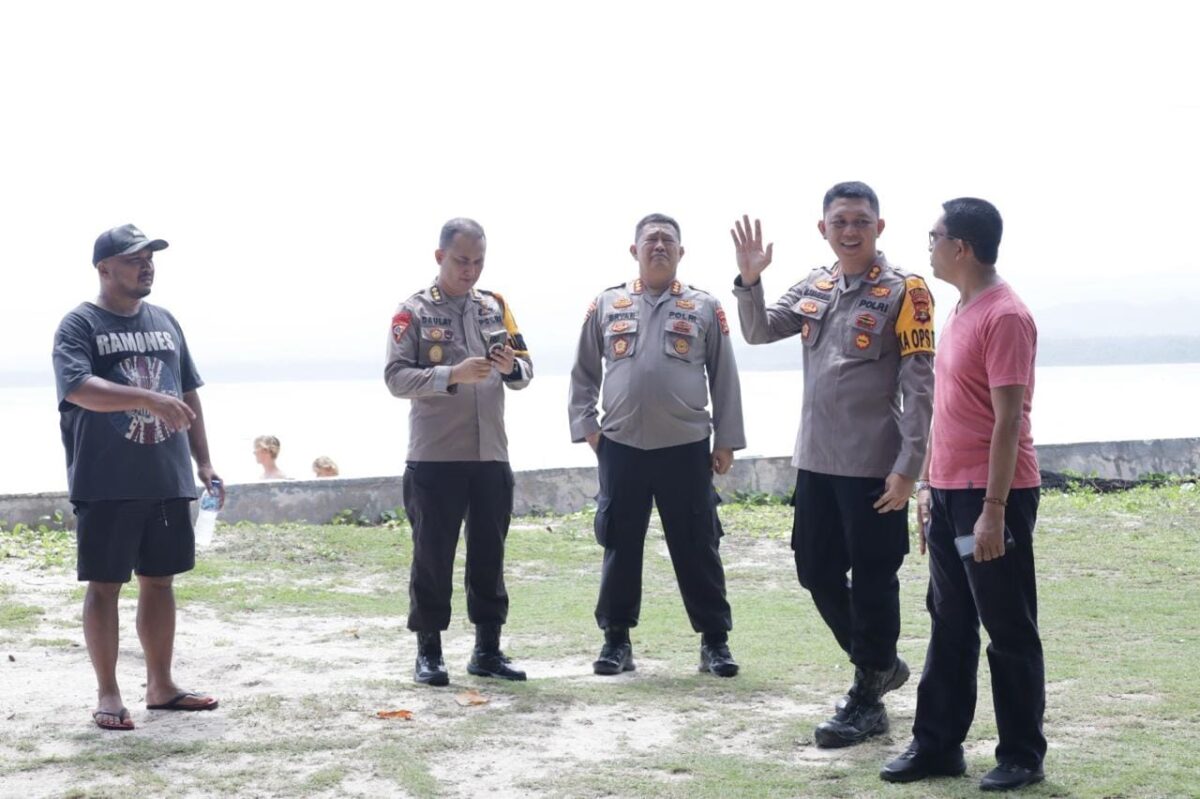 Karo Ops Polda Lampung, Kombes Pol Ardiansyah Daulay bersama Dirpamobvit Polda Lampung, Kombes Pol Bryan Benteng didampingi Kapolres Pesisir Barat, Akbp Alsyahendra saat Cek Kesiapan Acara World Surf League (WSL) Pro Krui 2024. Foto  : Bidhumas Polda Lampung 