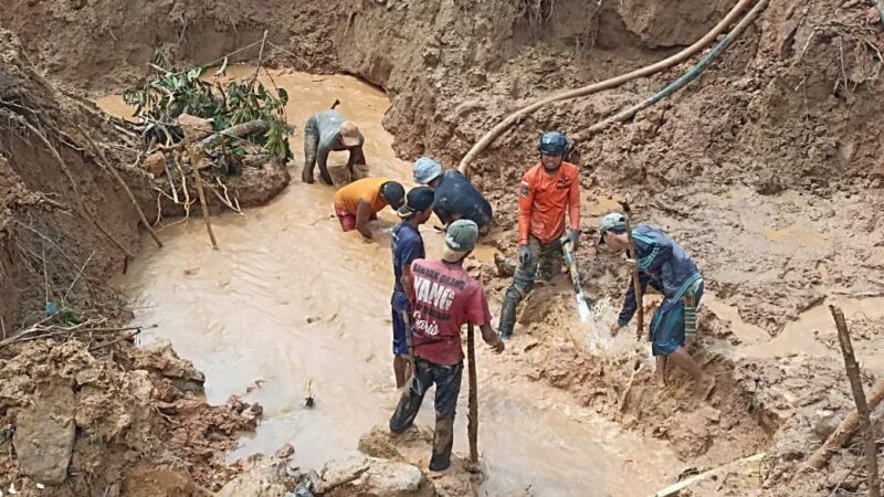Pencarian Sariyadi (38) Korban Tertimbun Longsor di Datar Lebuay, Air Naningan, Tanggamus, Senin 27 Mei 2024. Foto : Basarnas Lampung.