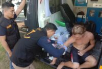 Dokkes Polda Lampung saat Berikan Pengobatan kepada Atlet Surfing WSL Krui Pro yang  Terluka Akibat Sabetan Sirip Ikan. Dok : Bidhumas Polda Lampung 