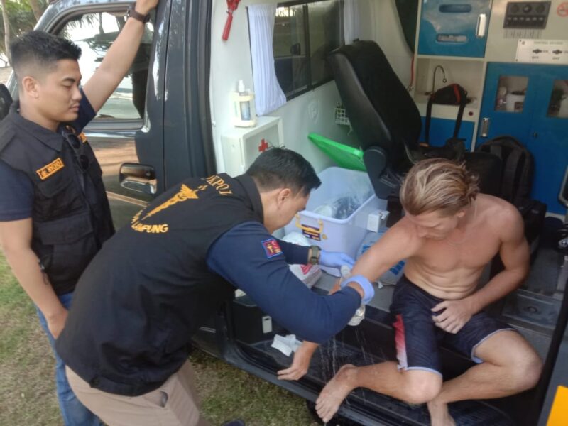 Dokkes Polda Lampung saat Berikan Pengobatan kepada Atlet Surfing WSL Krui Pro yang Terluka Akibat Sabetan Sirip Ikan. Dok : Bidhumas Polda Lampung
